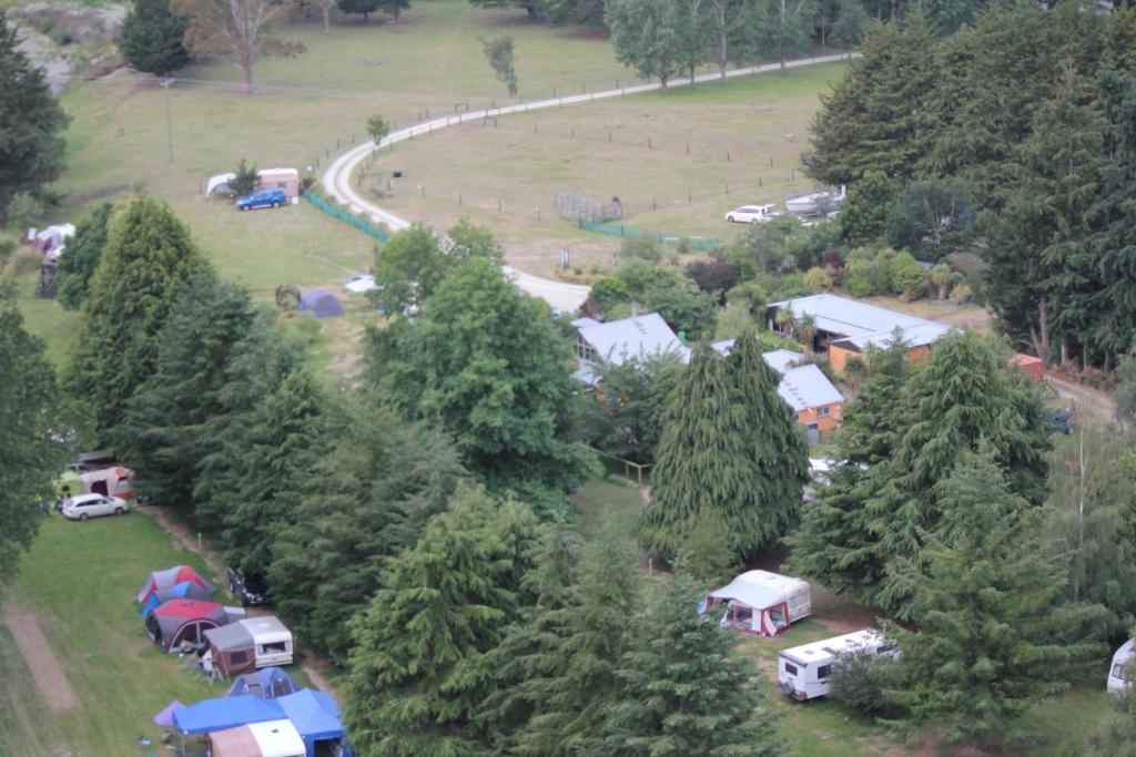 una vista aérea de un montón de tiendas de campaña en los árboles en Riverside Haven Lodge & Holiday Park en Waianakarua