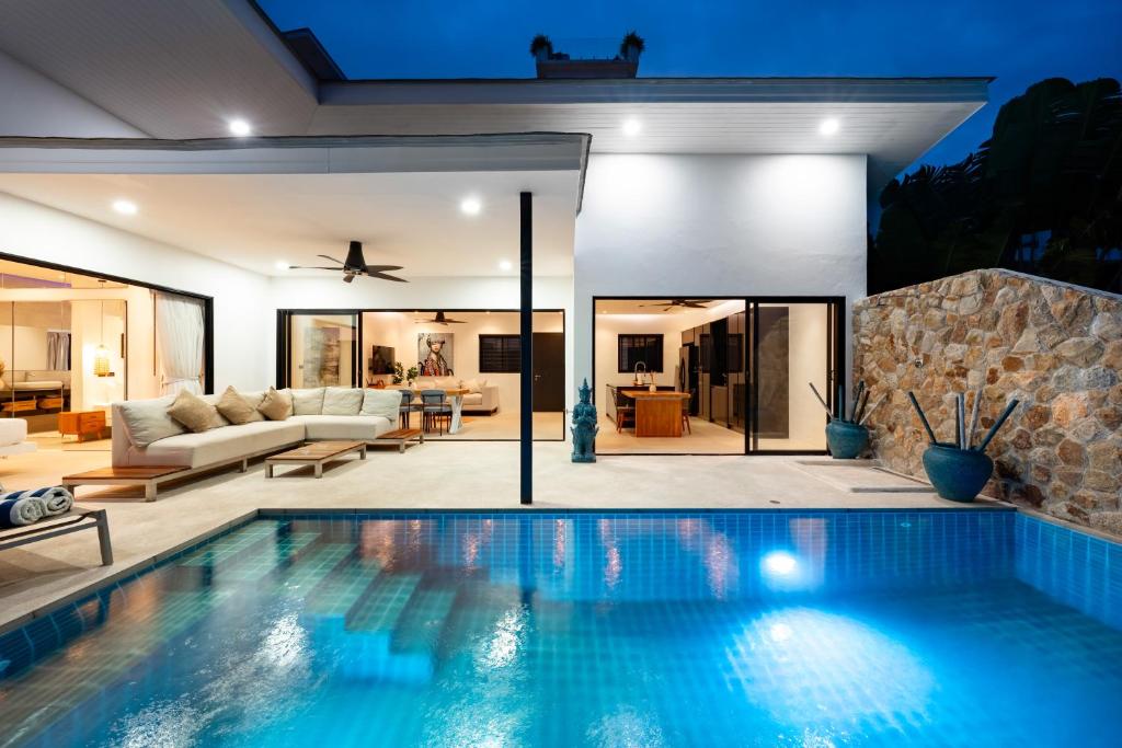 a swimming pool in a house with a living room at Savaya Samui Villa in Ban Ko Khwan