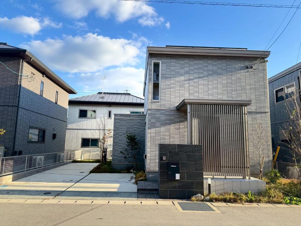a brick building with a door on the side of it at Akikawa Ｍashiki 2 プレミアム鉄骨 一棟貸切ヴィラ in Mashiki