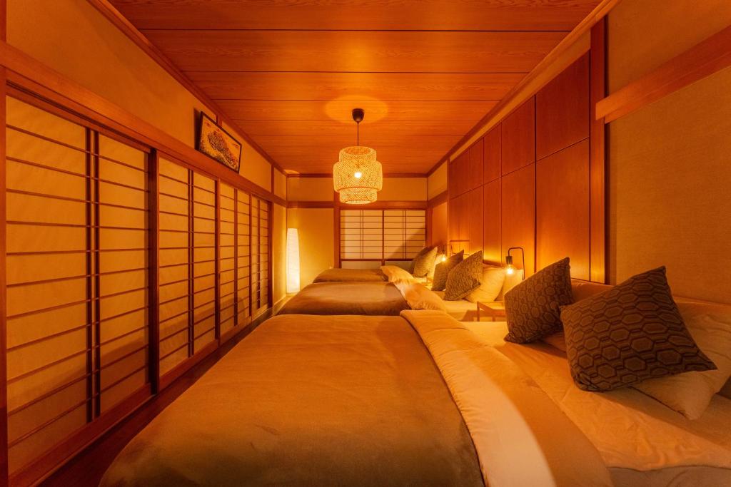 a bedroom with a large bed in a room at WaKaRaN9111 和華蘭文化を体感! 長崎情緒あふれる一軒家 in Nagasaki