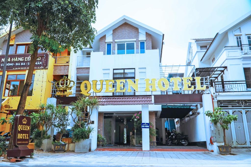 a building with a sign that reads queen hotel at Queen Hotel Van Phu Urban in Hà Ðông