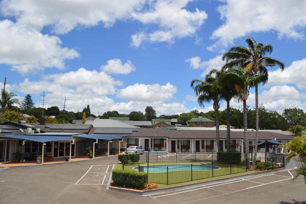 a motel with a tennis court in front of it at James Street Motor Inn in Toowoomba
