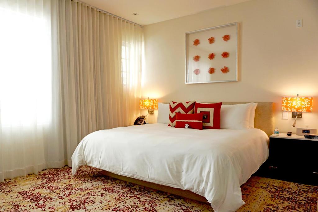 Cama ou camas em um quarto em The Marlin Hotel