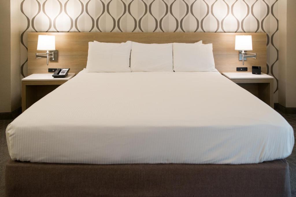 Radisson Hotel Duluth-Harborview - 
