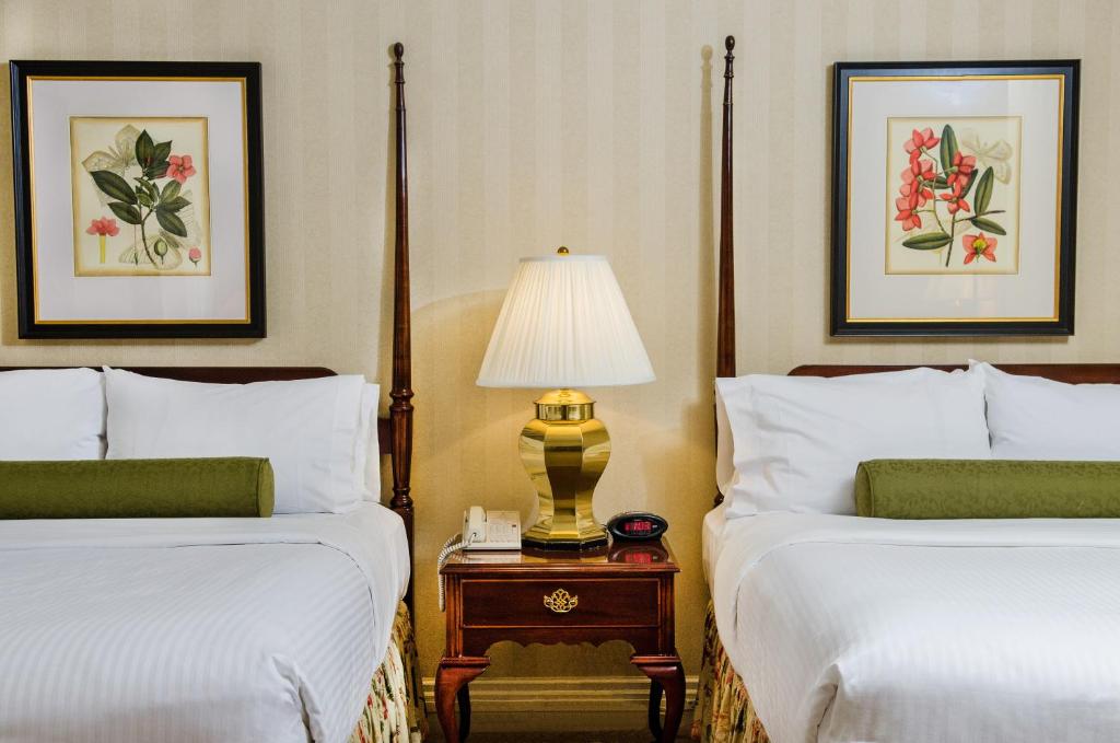 Mayflower Park Hotel - Standard Queen Room With Two Queen Beds