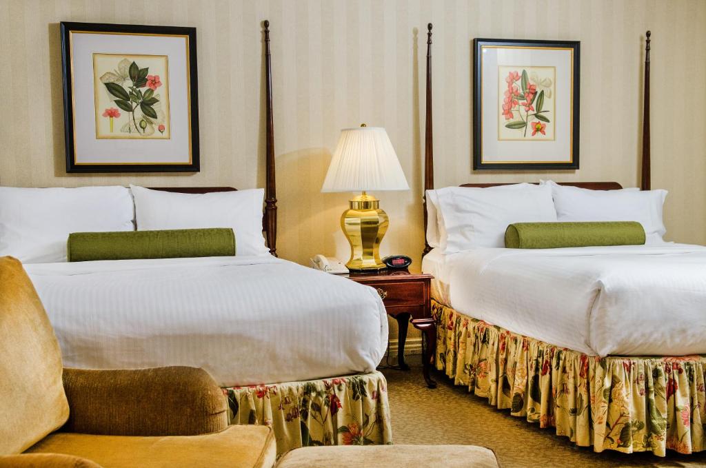 Mayflower Park Hotel - 