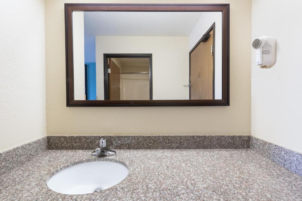 Super 8 by Wyndham Hanover - Queen Room With Two Queen Beds - Non-Smoking