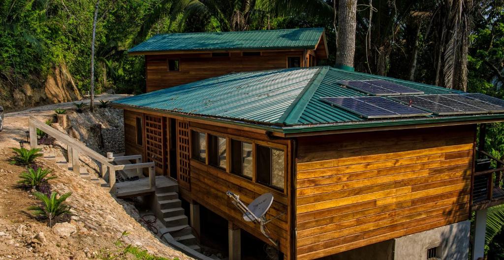 une petite maison avec des panneaux solaires sur le toit dans l'établissement Casa Santa Maria, à Benque Viejo del Carmen