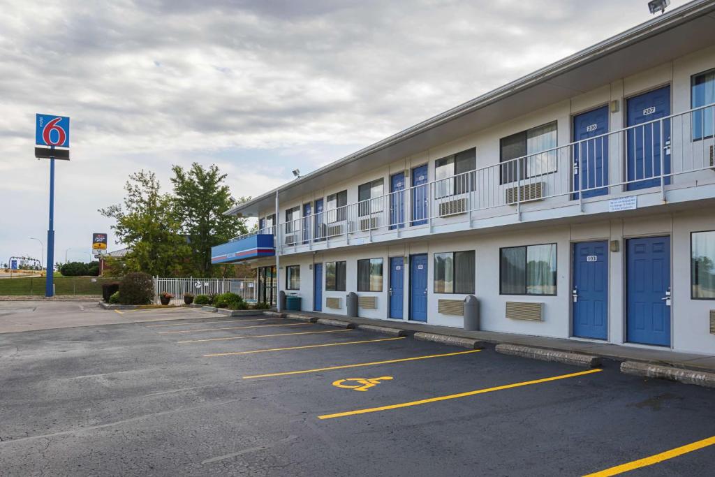 um edifício com portas azuis num parque de estacionamento em Motel 6-Rochester, MN em Rochester