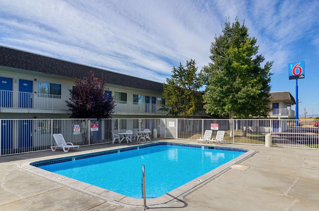 Bazén v ubytování Motel 6-Laramie, WY nebo v jeho okolí