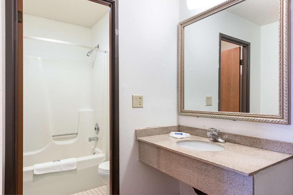 Motel 6-Wisconsin Rapids, WI - Queen Room With Two Queen Beds - Non-Smoking