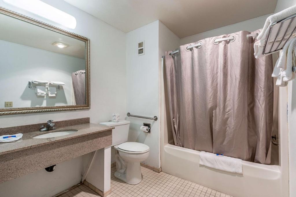 Motel 6-Wisconsin Rapids, WI - King Room - Non-Smoking