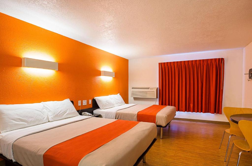 Postel nebo postele na pokoji v ubytování Motel 6-Wenatchee, WA