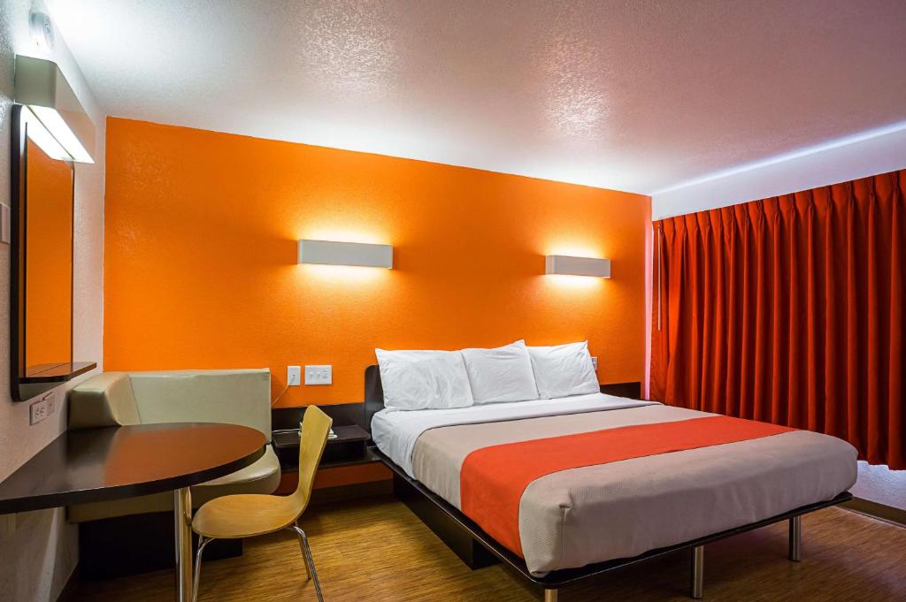 Postel nebo postele na pokoji v ubytování Motel 6-Wenatchee, WA