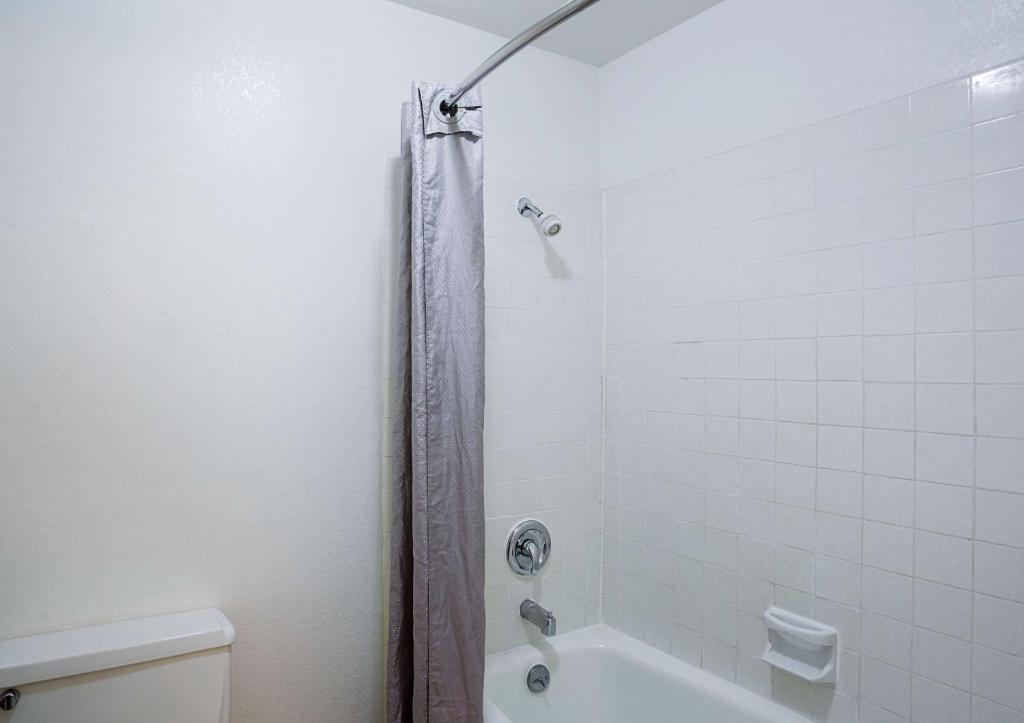 Koupelna v ubytování Motel 6-Wenatchee, WA