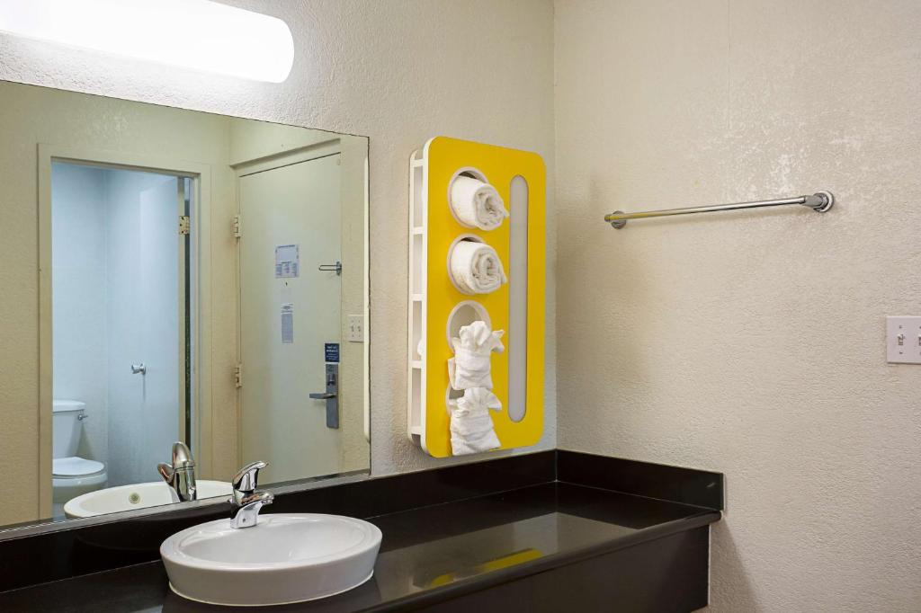 Koupelna v ubytování Motel 6-Wenatchee, WA