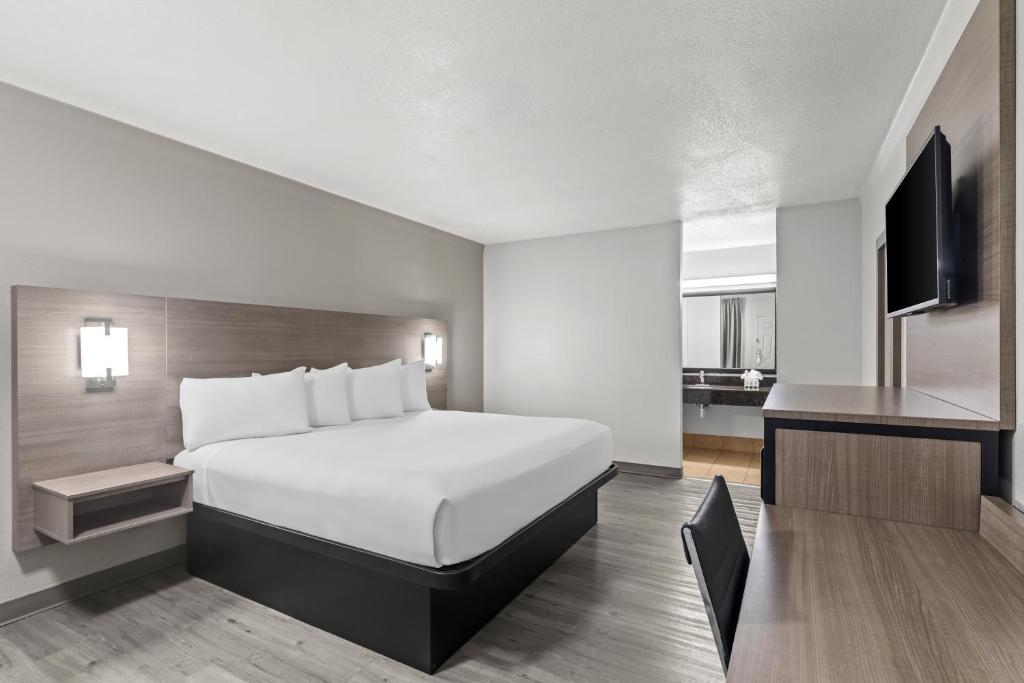 Americas Best Value Inn Austin photo