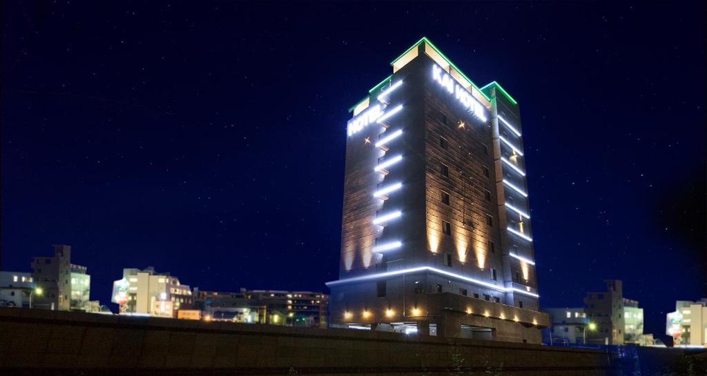 Un grand bâtiment avec des lumières allumées la nuit dans l'établissement Jinju Kai Hotel, à Jinju