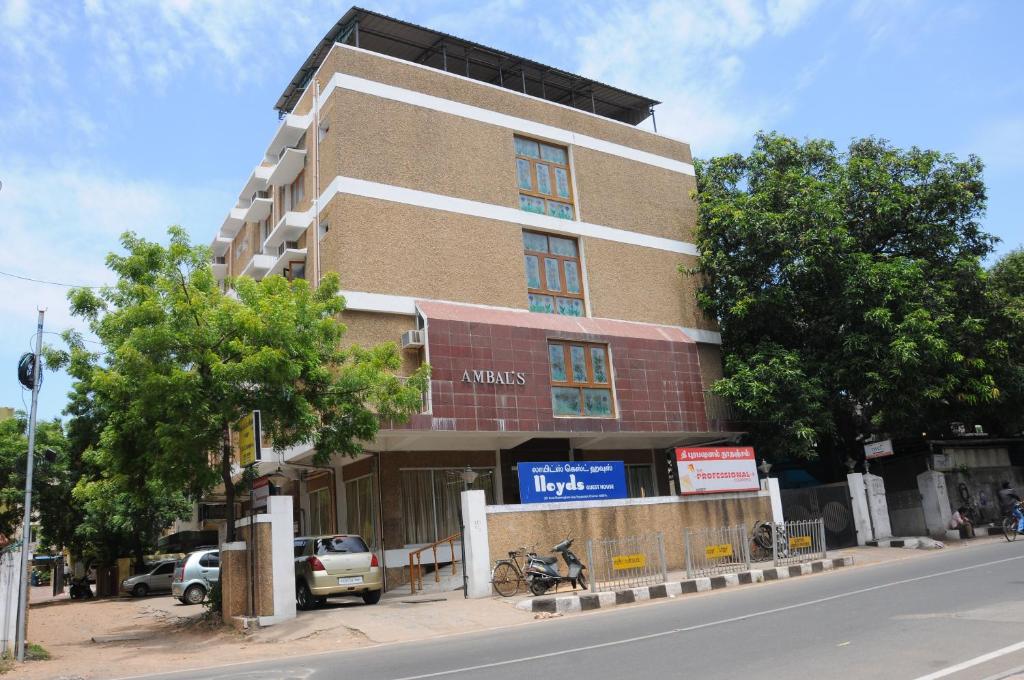 um edifício alto ao lado de uma rua em Lloyds Serviced Apartments, Near Music Academy em Chennai