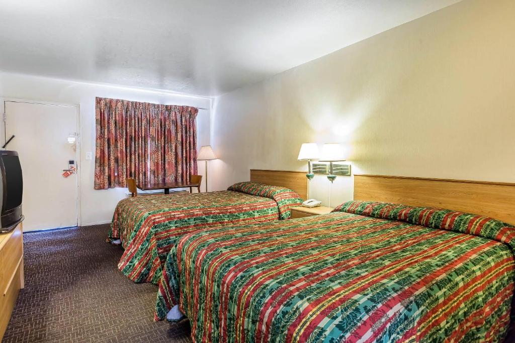 Rodeway Inn Magic Mountain Area - Two Full Beds