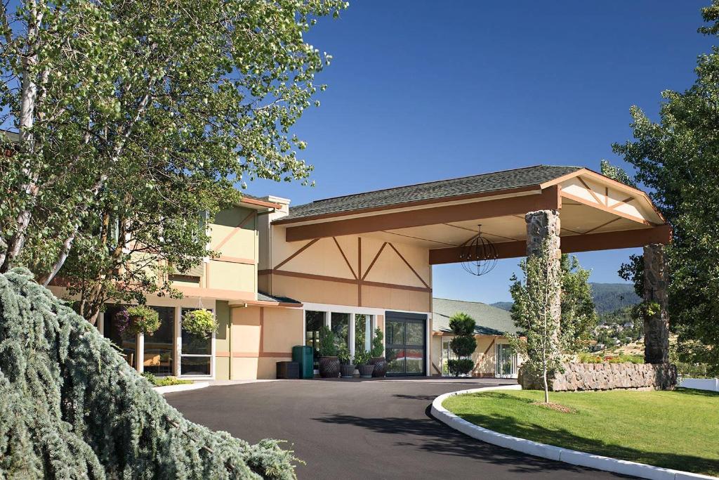 a building with a pavilion in the middle of a driveway at Comfort Inn & Suites Ashland in Ashland