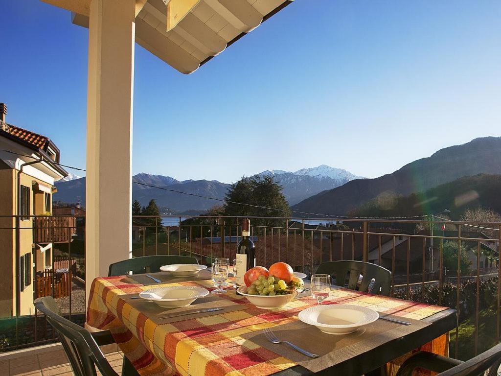 una mesa con un bol de fruta en el balcón en Lenno Terraze Speso, en Lenno