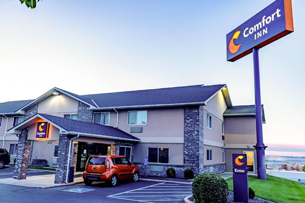a hotel with a car parked in a parking lot at Comfort Inn Kennewick Richland in Kennewick