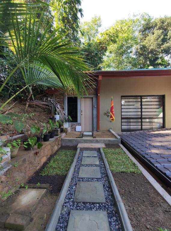 a garden in front of a house at Mi casa in Kandy