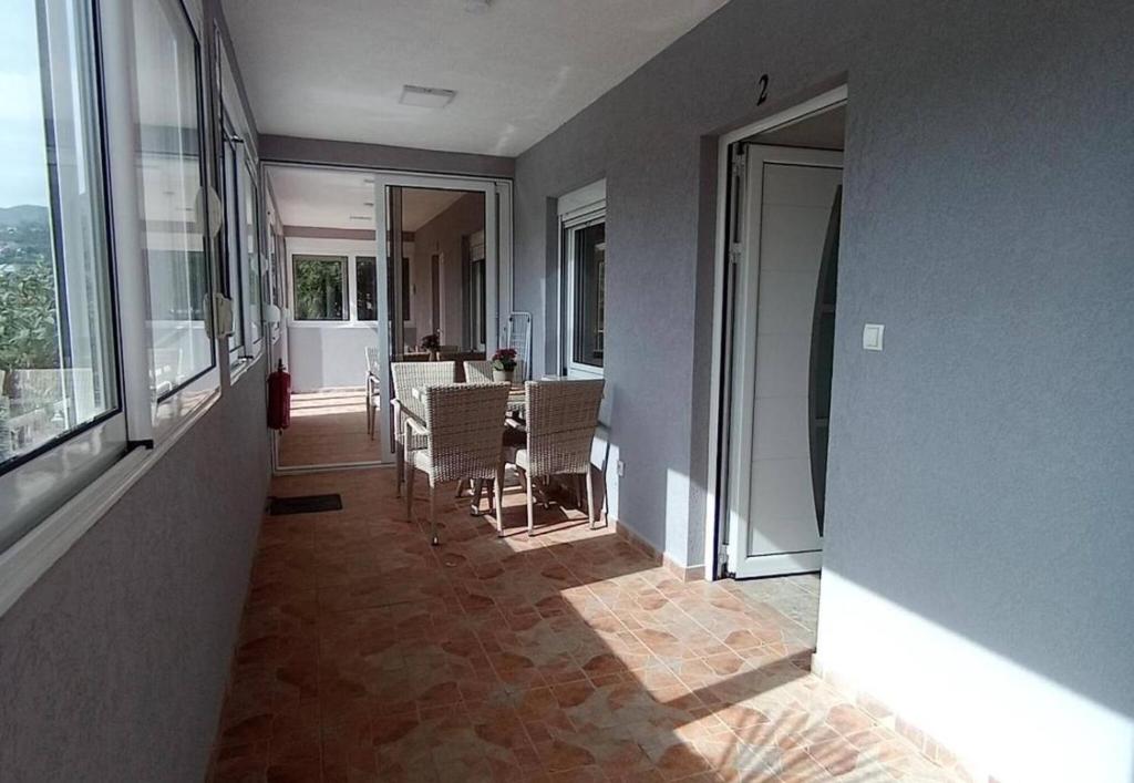 a hallway with a table and chairs in a house at Villa Roki in Ravanj