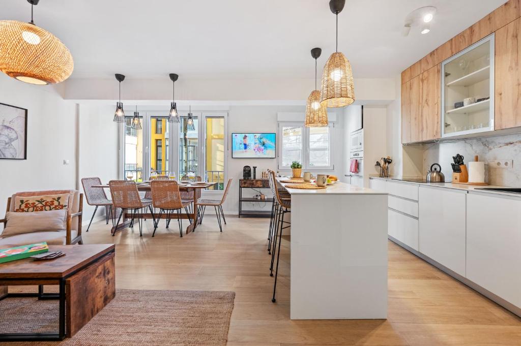 an open kitchen and living room with a table and a dining room at VICTORIA 75 LUXURY in Málaga