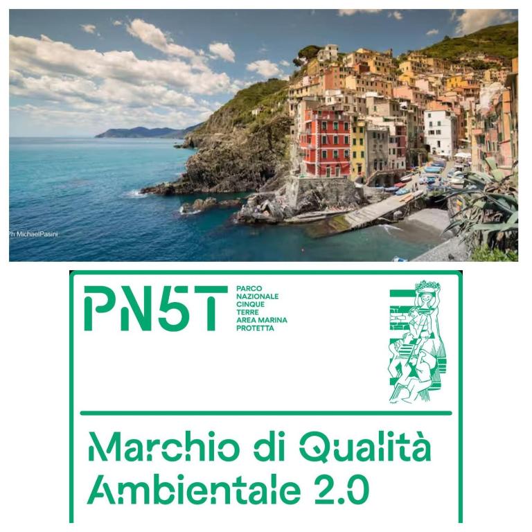 a picture of a city with the words maricato del quattro ant at Notte Serena in Riomaggiore