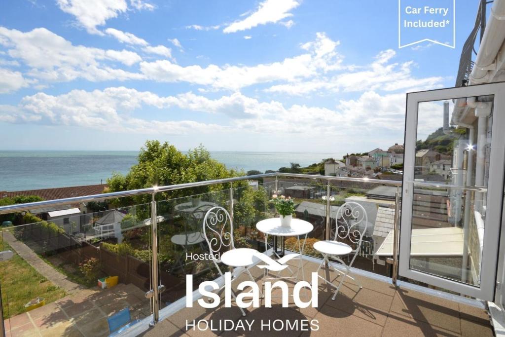 a view of the ocean from the balcony of island holiday homes at Jan Dee Cottage in Ventnor