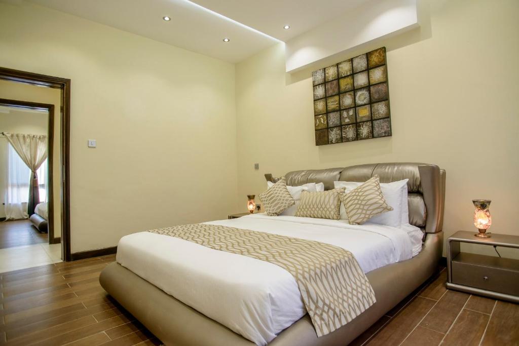 Postel nebo postele na pokoji v ubytování The Landmark Suites Westlands, Nairobi- Next to Westgate Mall