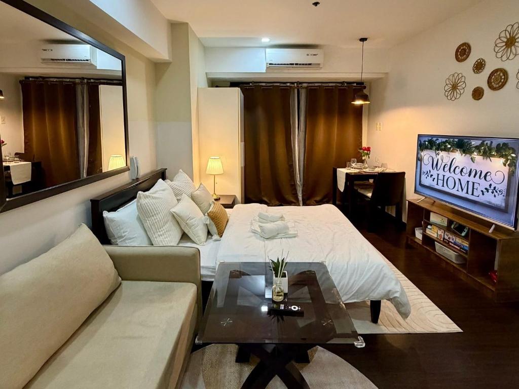 Gallery image of Deluxe Room with Pool View Unit in Poblacion in Manila