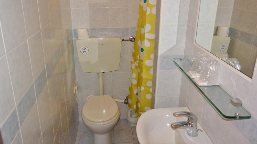 Koupelna v ubytování Hotel Arno