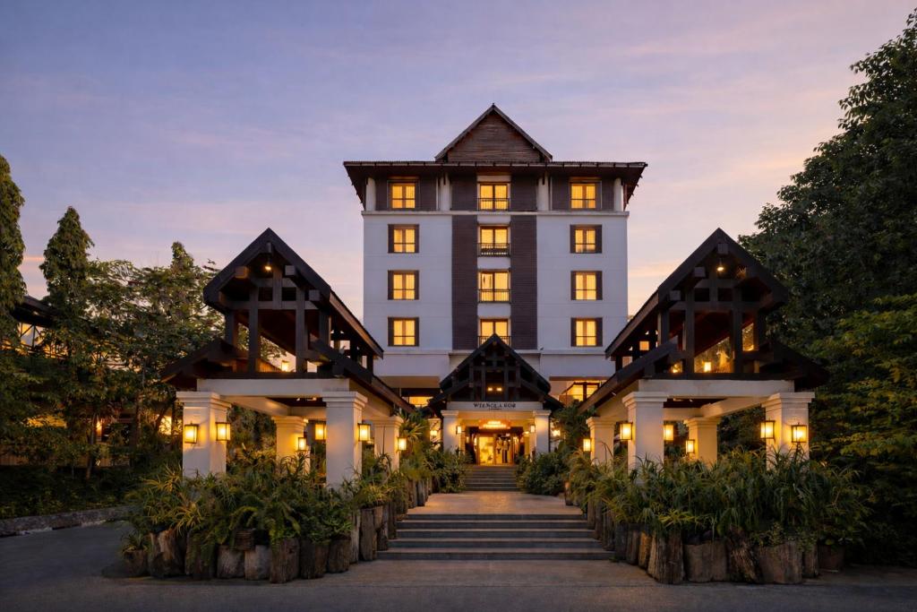 a rendering of the inn at night at Wienglakor Hotel Lampang in Lampang