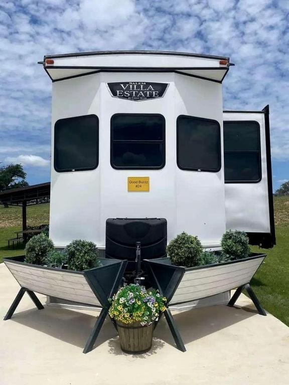Stylish and Comfortable RV Getaway with Resort-Style Amenities and Pool ...