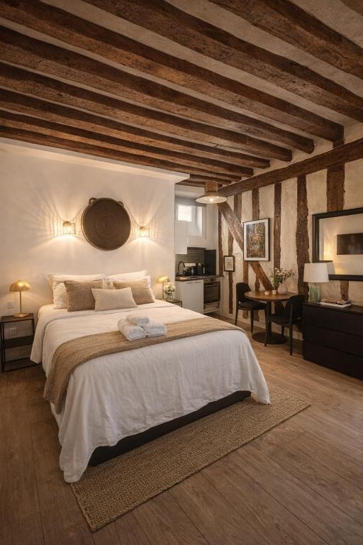 une chambre avec un grand lit et un plafond en bois dans l'établissement Sweet Home, à Paris