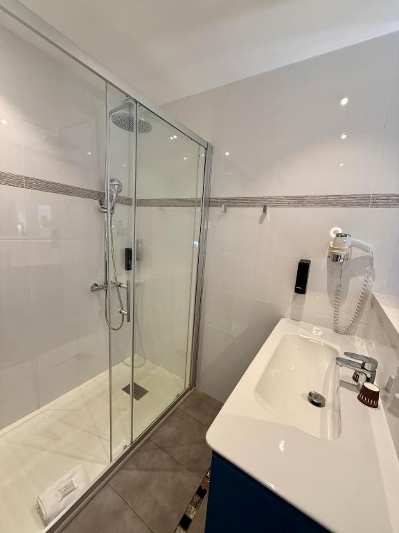 The Originals Boutique, Hôtel Cassitel, Cassis - Superior Double Or Twin Room Village View