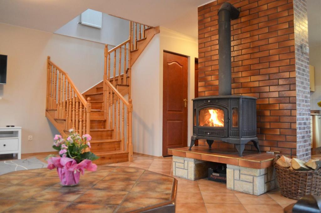 sala de estar con chimenea y fogones en Dom na Mosornym Groniu, en Zawoja