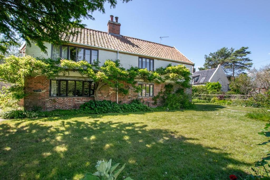 an old brick house with a grass yard at 4 Bed in Walberswick oc-hfarm2 in Walberswick