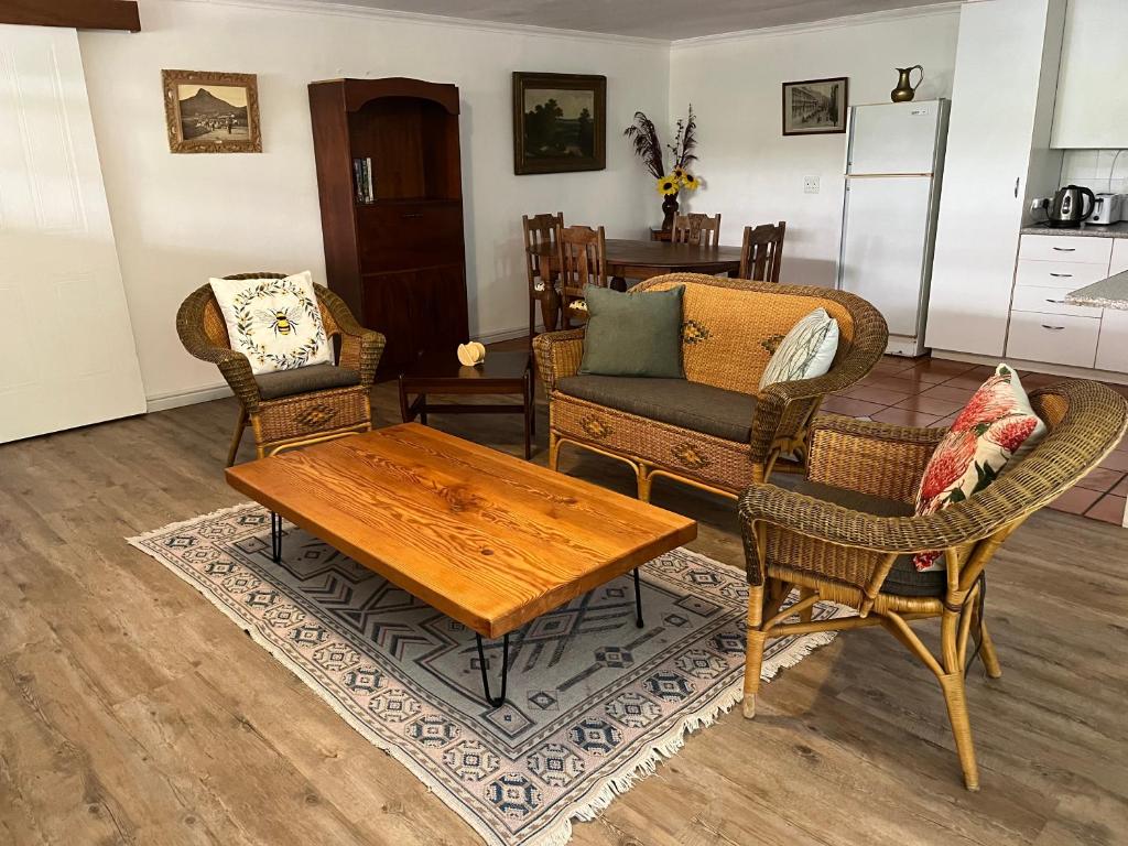 a living room with chairs and a coffee table at Milburn in Tokai