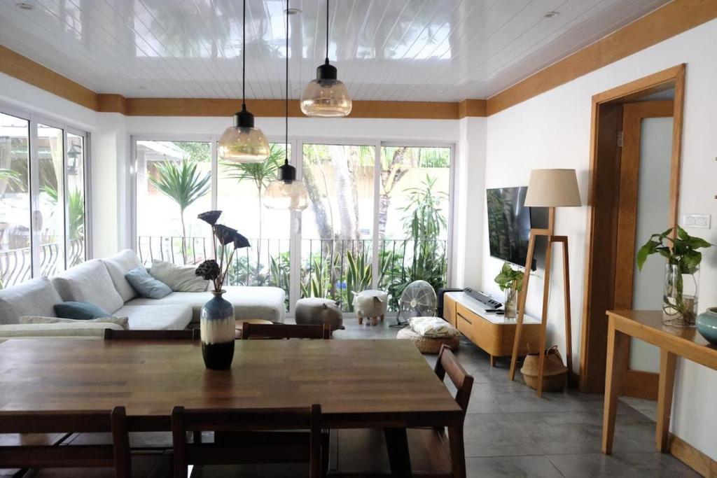 a living room with a couch and a table at Lakaz Zoizo in Crève Coeur