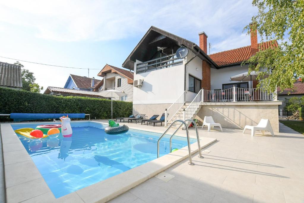 Villa Mina Kladovo, 5-Bedroom Villa with Pool for up to 12 People