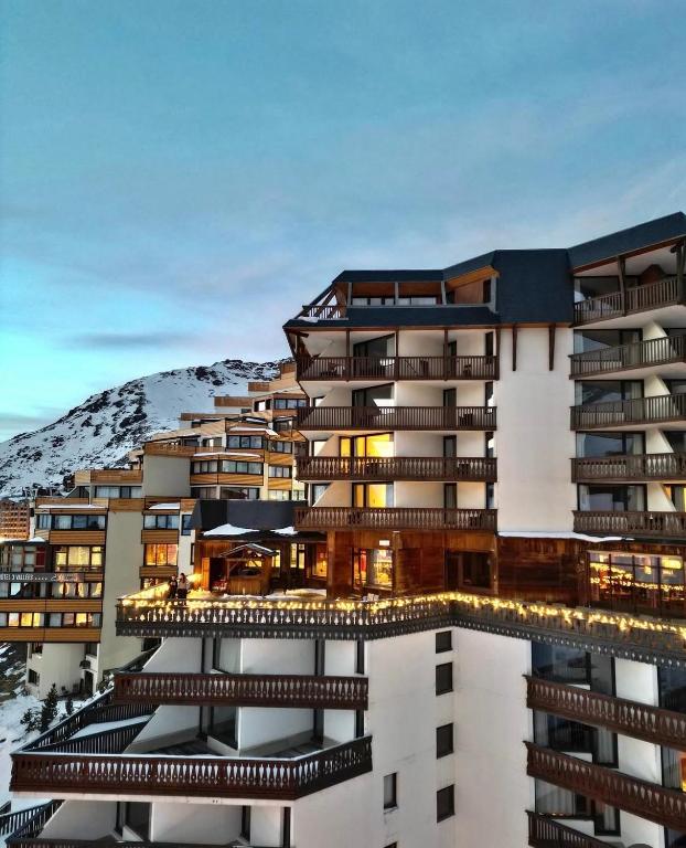 a building with a mountain in the background at Résidence Le Portillo in Val Thorens