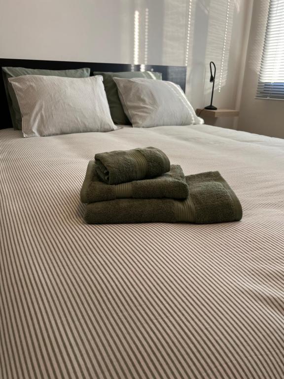 a pile of towels sitting on top of a bed at Parus major in Londerzeel