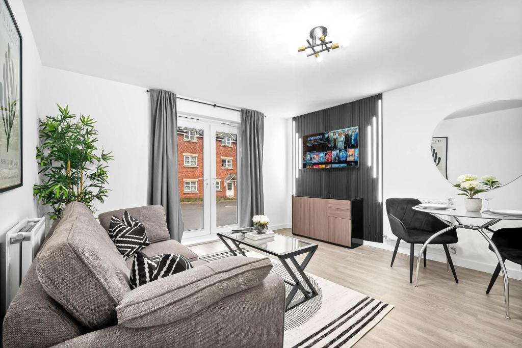 a living room with a couch and a table at Stylish Apartment - Twin Beds - Parking - Fast Wi-Fi 9CC in Birmingham
