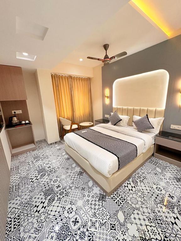 a bedroom with a large bed with a black and white floor at Hotel Canada in Jāmb
