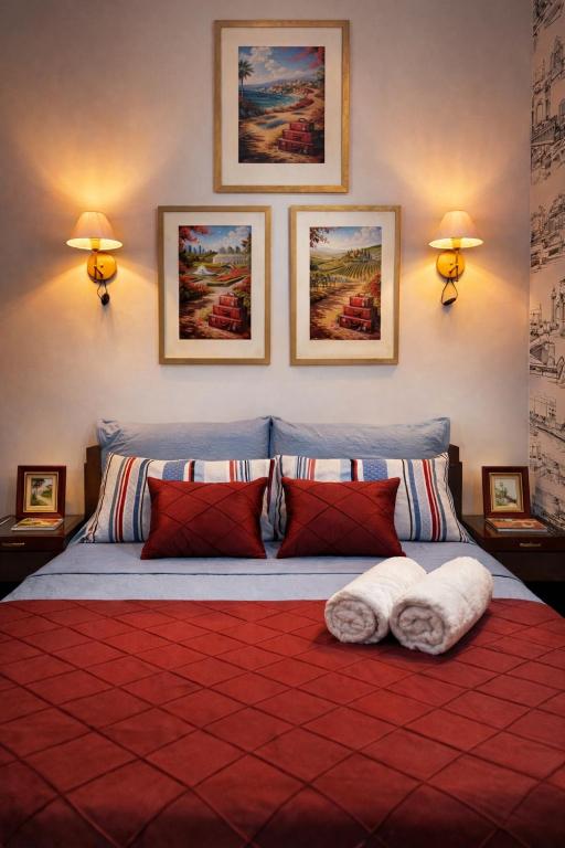 a bedroom with a large bed with red pillows at Studio Romã térreo com cozinha in Curitiba