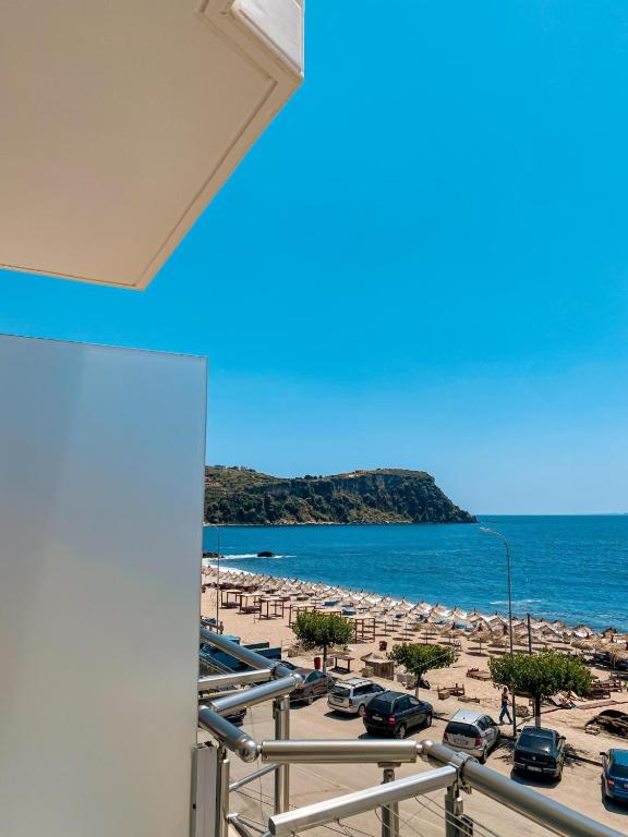 Blick auf den Strand vom Balkon eines Gebäudes in der Unterkunft Kleanthi`s Hotel in Himarë